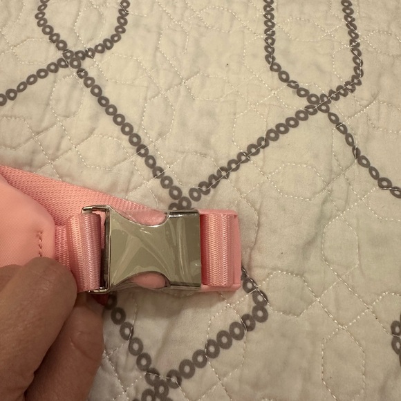 NWOT ALO Yoga Light Pink Belt Bag- plastic on zipper pulls & adjustable piece. - Picture 5 of 8
